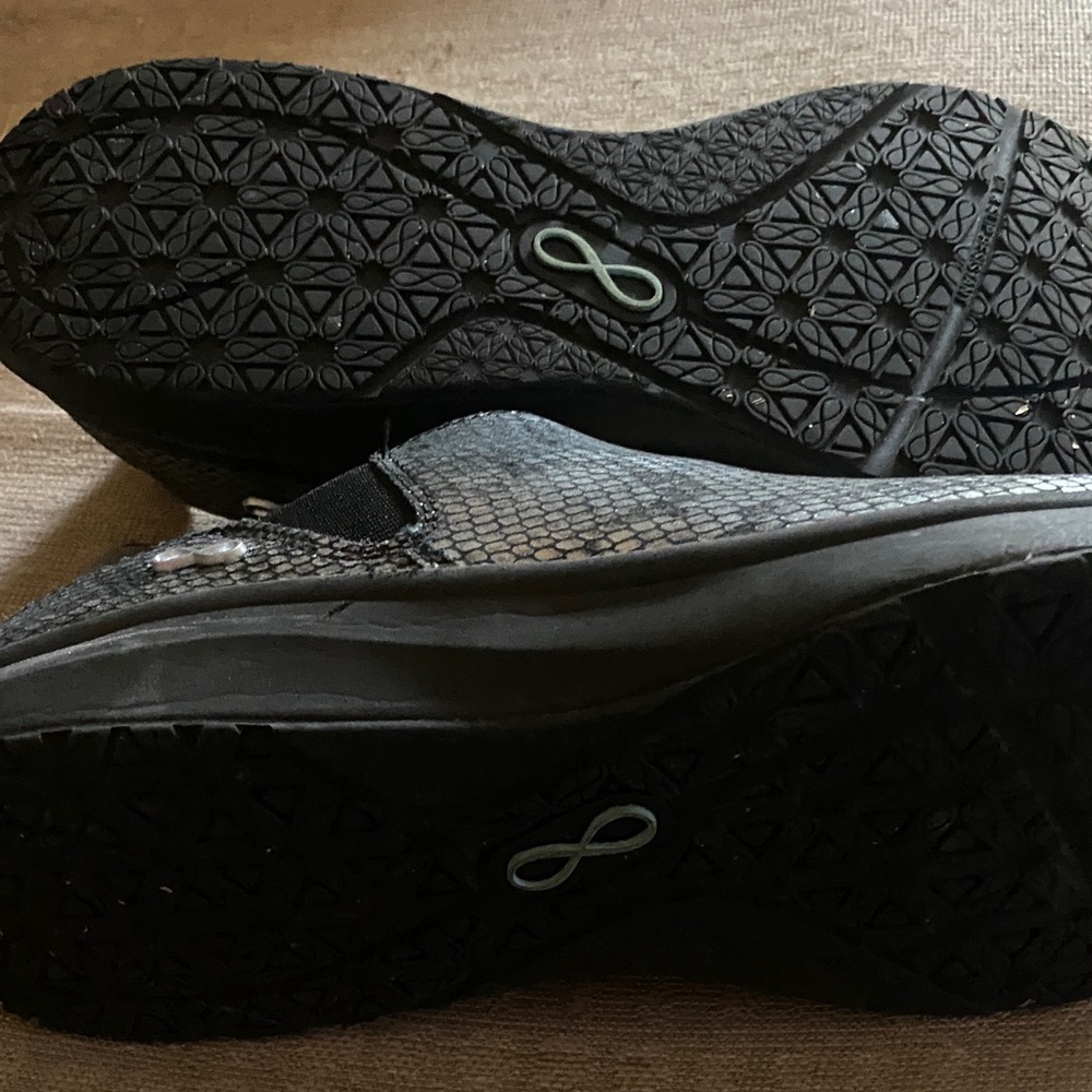Infinity Textured Black and grey snake skinSlip-On clogs. Back folds up or down - Picture 4 of 9